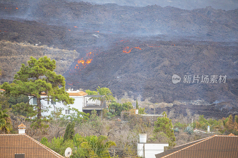 熔岩流摧毁了“El Paraiso”，Tajuya, La Palma。Cumbre Vieja火山爆发。10/18/2021